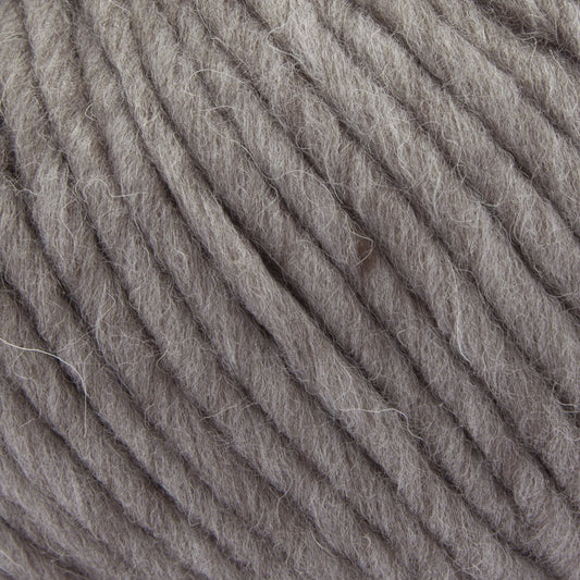 Warmes und weiches Strickgarn in steingrau für kreative Projekte