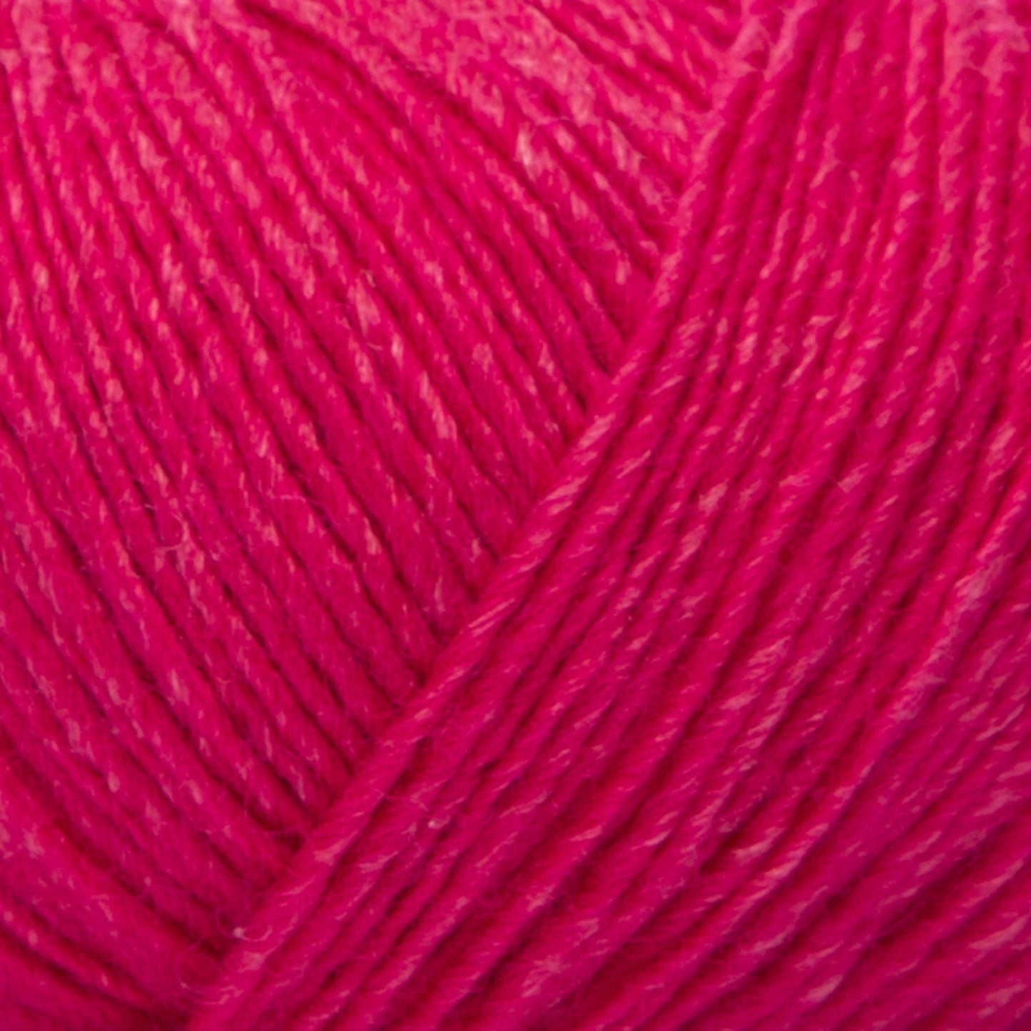 Feines Garn aus Merinowolle und Seide in Korallenrot