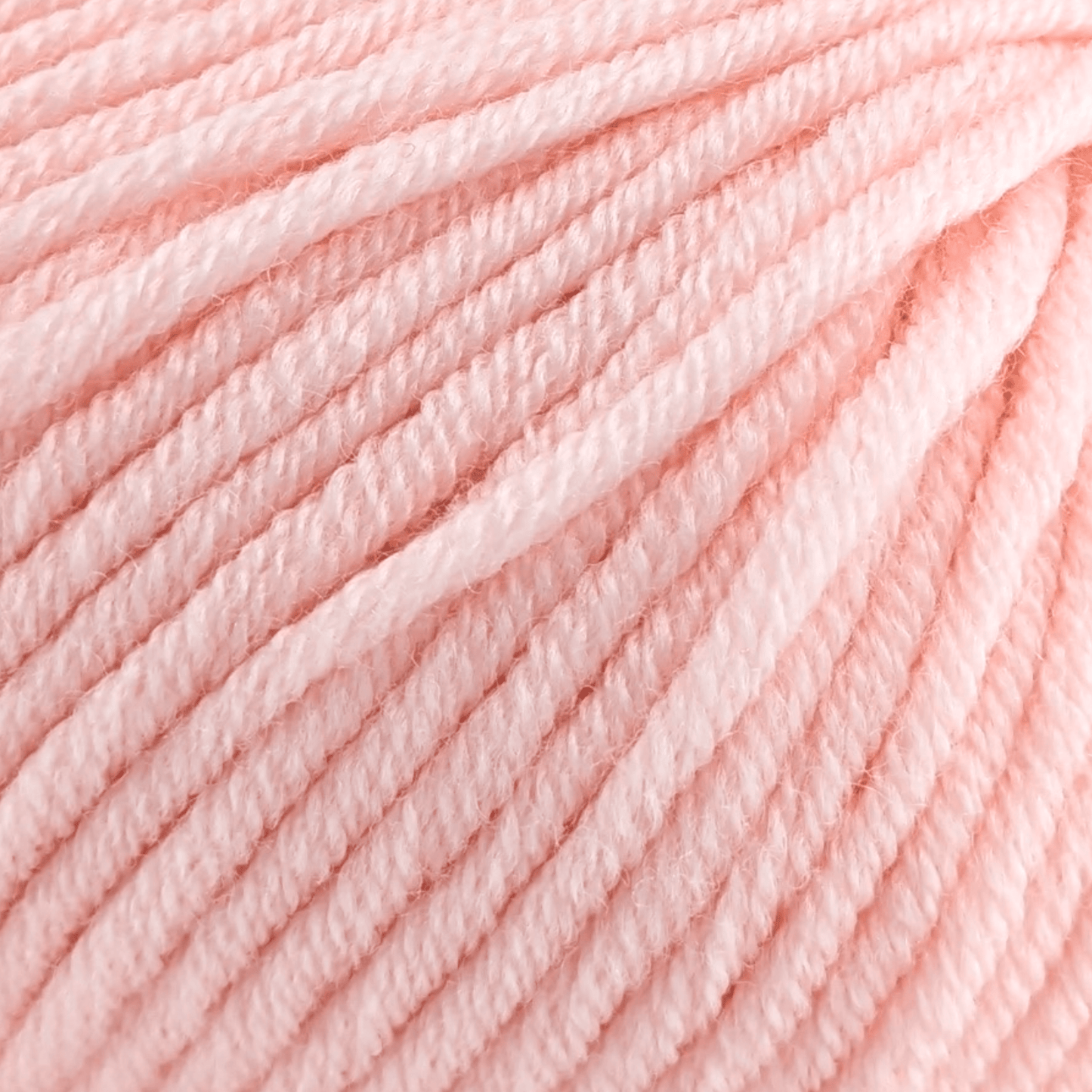 Weiches Merinowollgarn in Zartrosa für vielseitige Strickprojekte